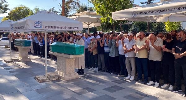 Yolun karşısına geçerken otomobilin çarpmasıyla ölen kadın, toprağa verildi