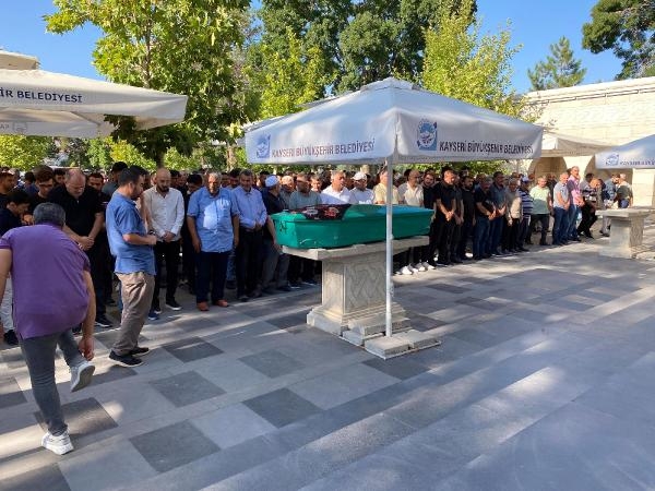 Yolun karşısına geçerken otomobilin çarpmasıyla ölen kadın, toprağa verildi