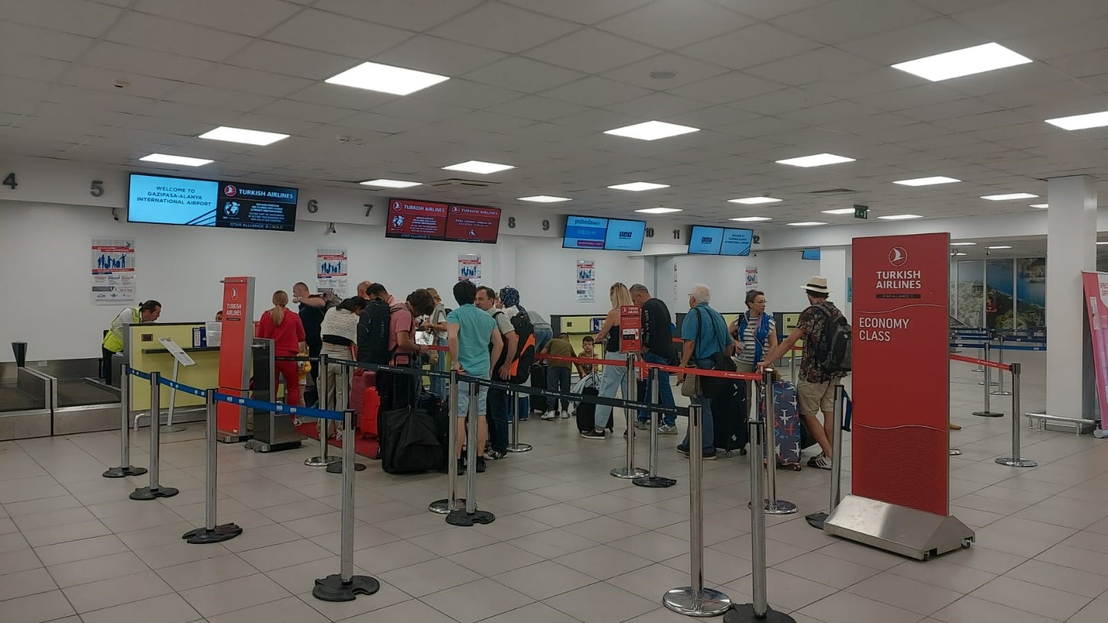 Yüz binlerce turistin kullandığı Gazipaşa-Alanya Havalimanı, orman yangınlarına müdahalede önemli rol oynuyor