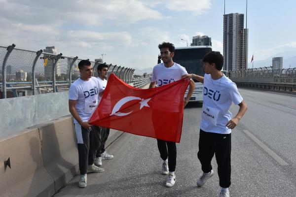 81 öğrenci, Cumhuriyet'in 100'üncü yılı için koşup, taşıdıkları bayrağı müzeye teslim etti