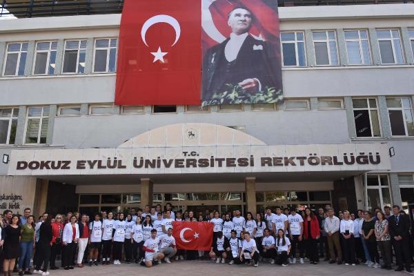 81 öğrenci, Cumhuriyet'in 100'üncü yılı için koşup, taşıdıkları bayrağı müzeye teslim etti