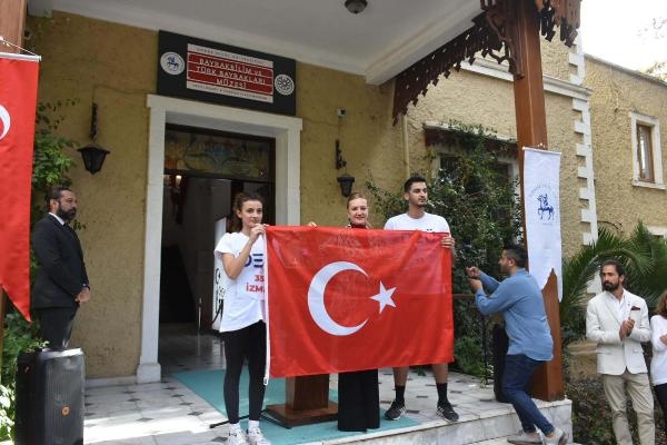81 öğrenci, Cumhuriyet'in 100'üncü yılı için koşup, taşıdıkları bayrağı müzeye teslim etti