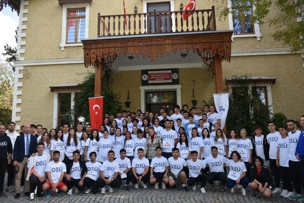 81 öğrenci, Cumhuriyet'in 100'üncü yılı için koşup, taşıdıkları bayrağı müzeye teslim etti