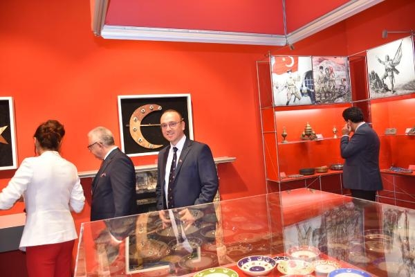 81 öğrenci, Cumhuriyet'in 100'üncü yılı için koşup, taşıdıkları bayrağı müzeye teslim etti