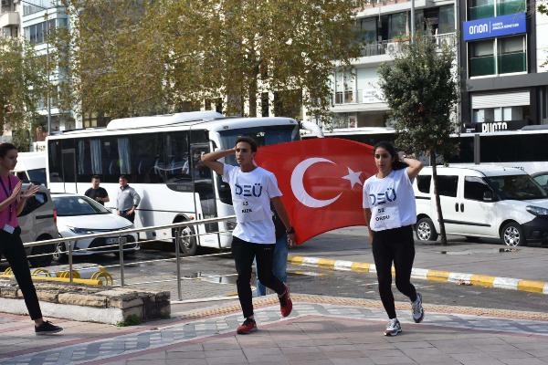 81 öğrenci, Cumhuriyet'in 100'üncü yılı için koşup, taşıdıkları bayrağı müzeye teslim etti