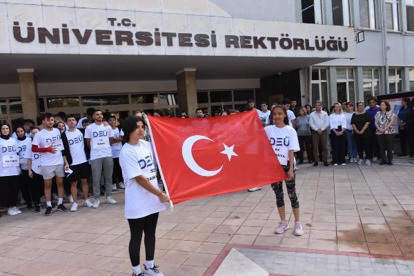 81 öğrenci, Cumhuriyet'in 100'üncü yılı için koşup, taşıdıkları bayrağı müzeye teslim etti