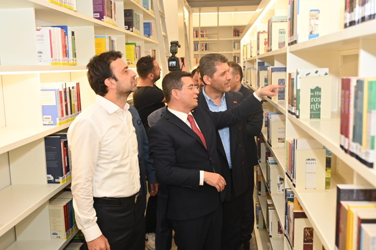 Akdeniz'in en büyük kütüphanesi hizmete girdi