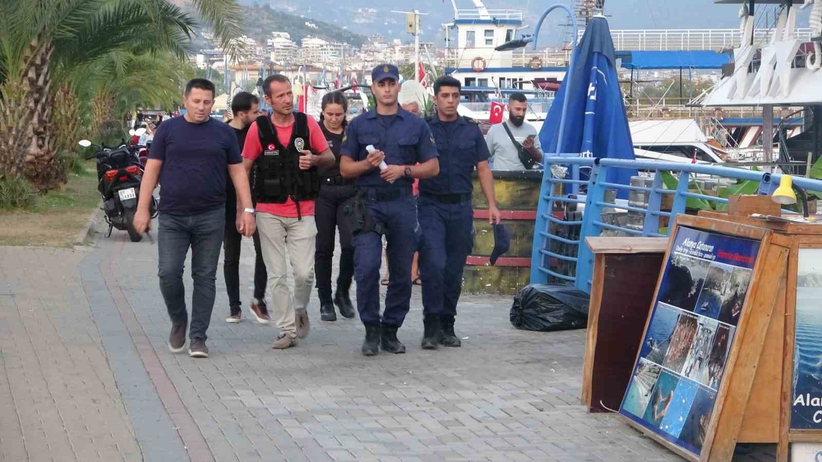 Alanya'da narkotik ekipleri yatlar ve gezi teknelerini denetledi