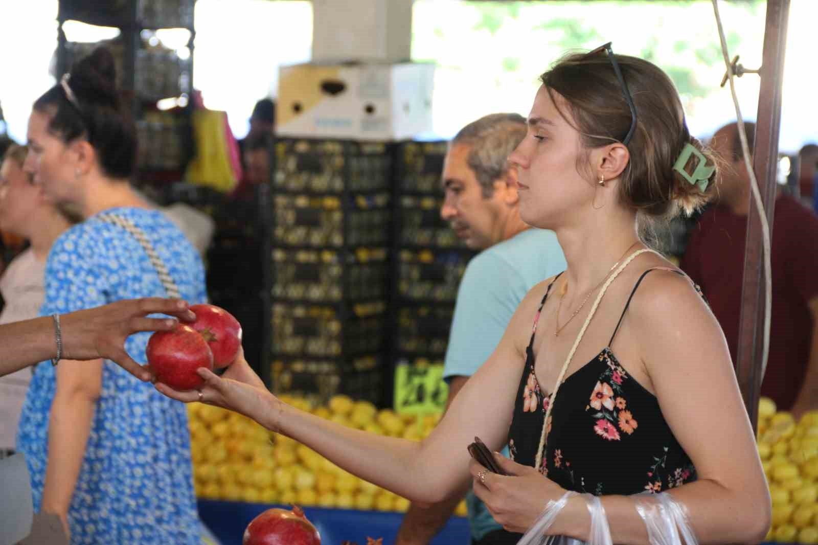 Antalya'da bağıran pazarcıya taviz yok, anonslarla sürekli uyarılıyorlar
