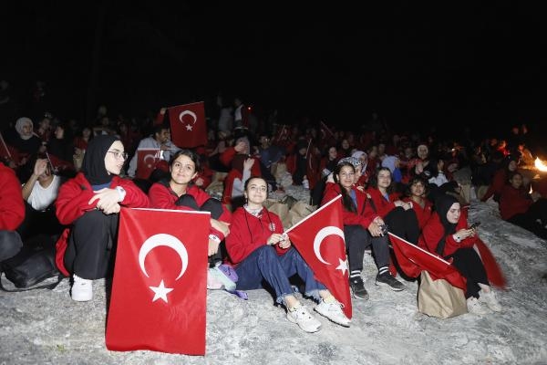 Antalya'da 'Cumhuriyet' coşkusu; Mete Gazoz, sönmeyen ateşle ok yakıp, atış yaptı