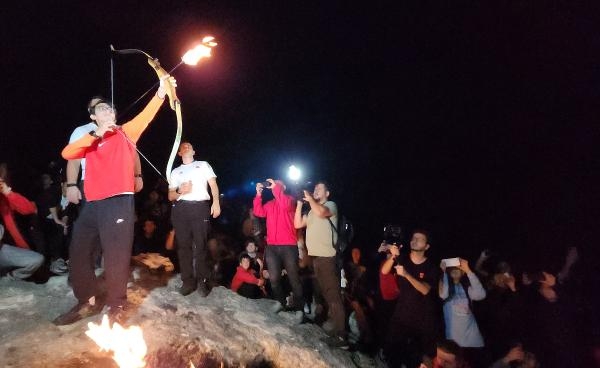 Antalya'da 'Cumhuriyet' coşkusu; Mete Gazoz, sönmeyen ateşle ok yakıp, atış yaptı