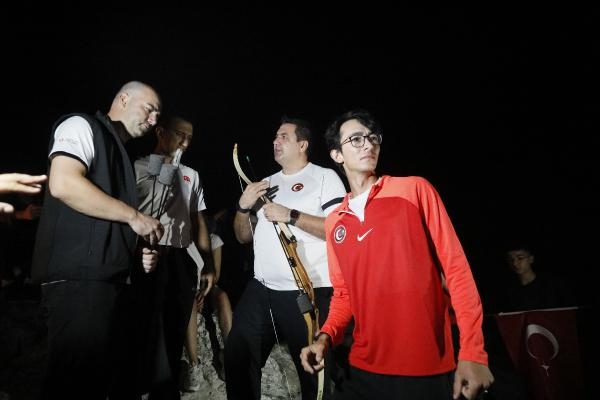 Antalya'da 'Cumhuriyet' coşkusu; Mete Gazoz, sönmeyen ateşle ok yakıp, atış yaptı
