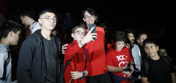 Antalya'da 'Cumhuriyet' coşkusu; Mete Gazoz, sönmeyen ateşle ok yakıp, atış yaptı