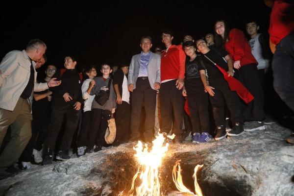Antalya'da 'Cumhuriyet' coşkusu; Mete Gazoz, sönmeyen ateşle ok yakıp, atış yaptı