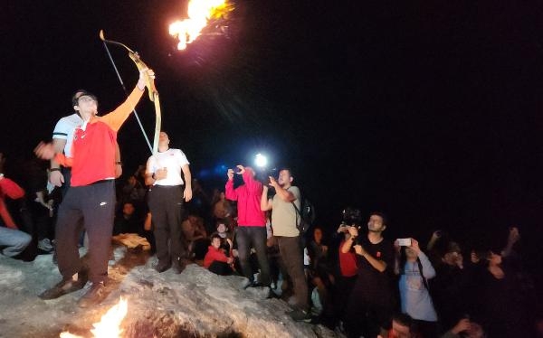 Antalya'da 'Cumhuriyet' coşkusu; Mete Gazoz, sönmeyen ateşle ok yakıp, atış yaptı