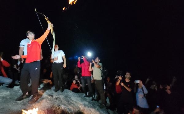 Antalya'da 'Cumhuriyet' coşkusu; Mete Gazoz, sönmeyen ateşle ok yakıp, atış yaptı