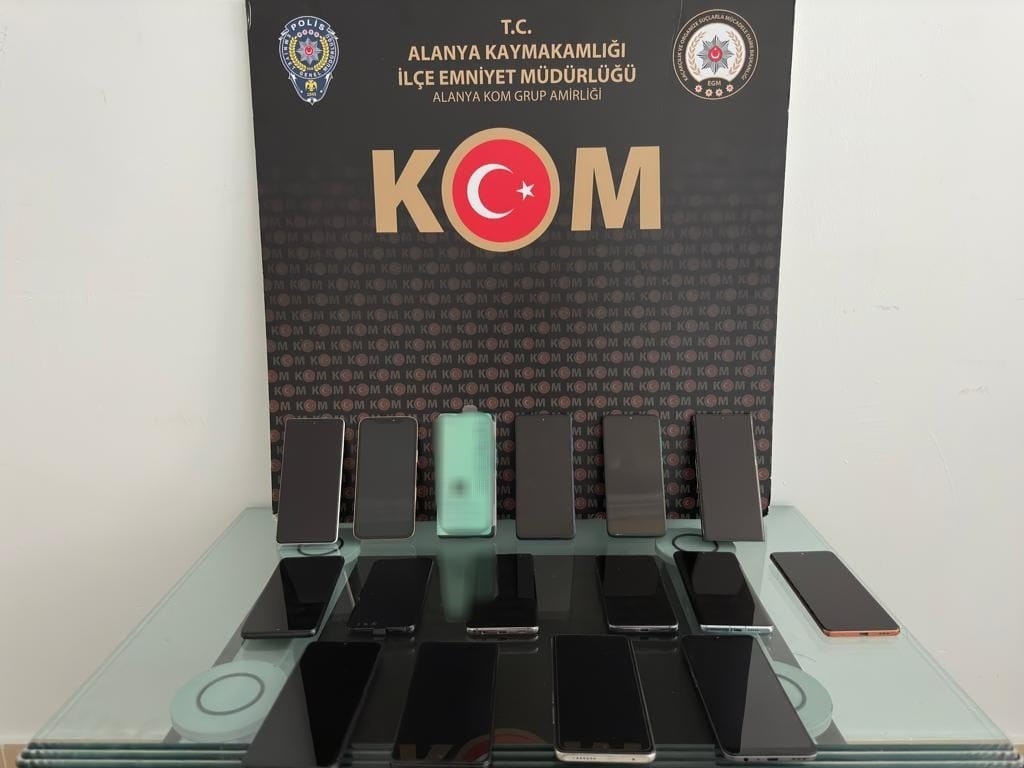 Antalya'da kaçak tütün ve elektronik eşya satan 6 şüpheli yakalandı