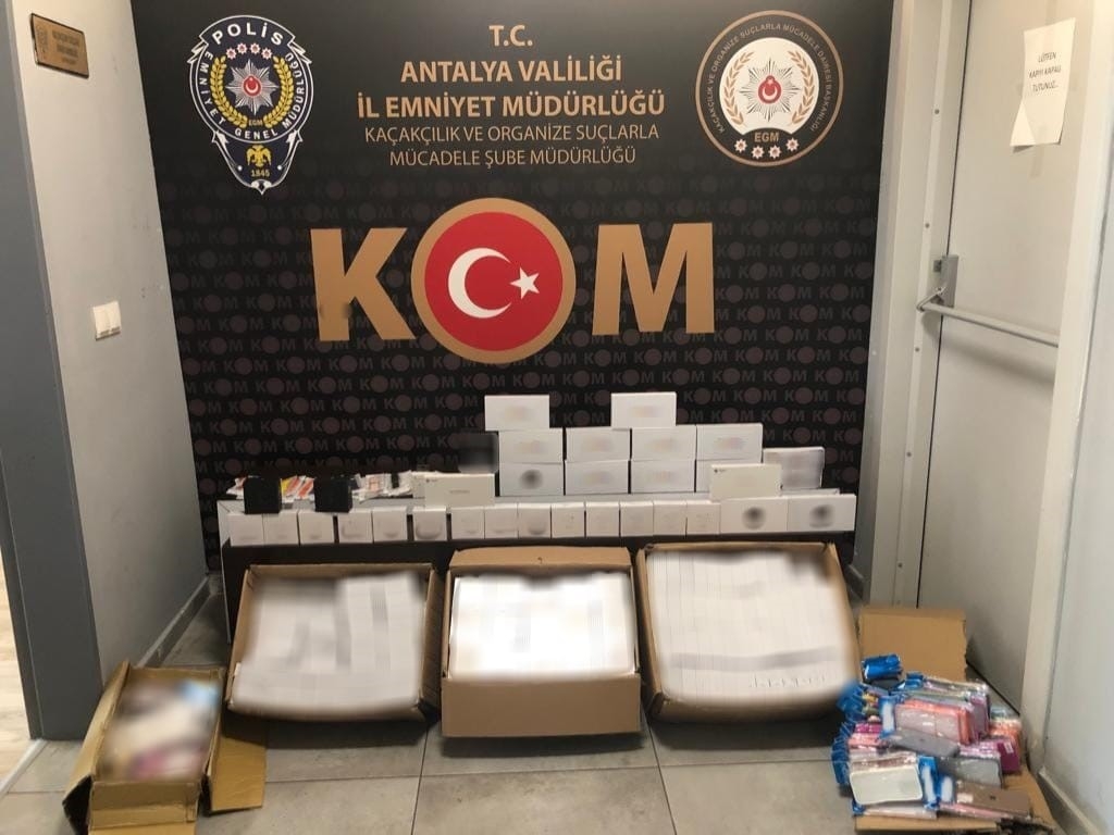 Antalya'da kaçak tütün ve elektronik eşya satan 6 şüpheli yakalandı