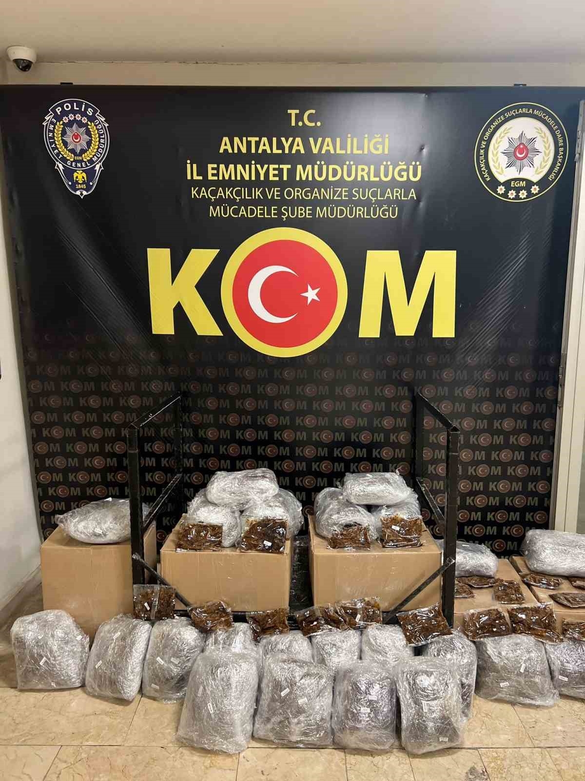 Antalya'da kaçak tütün ve elektronik eşya satan 6 şüpheli yakalandı
