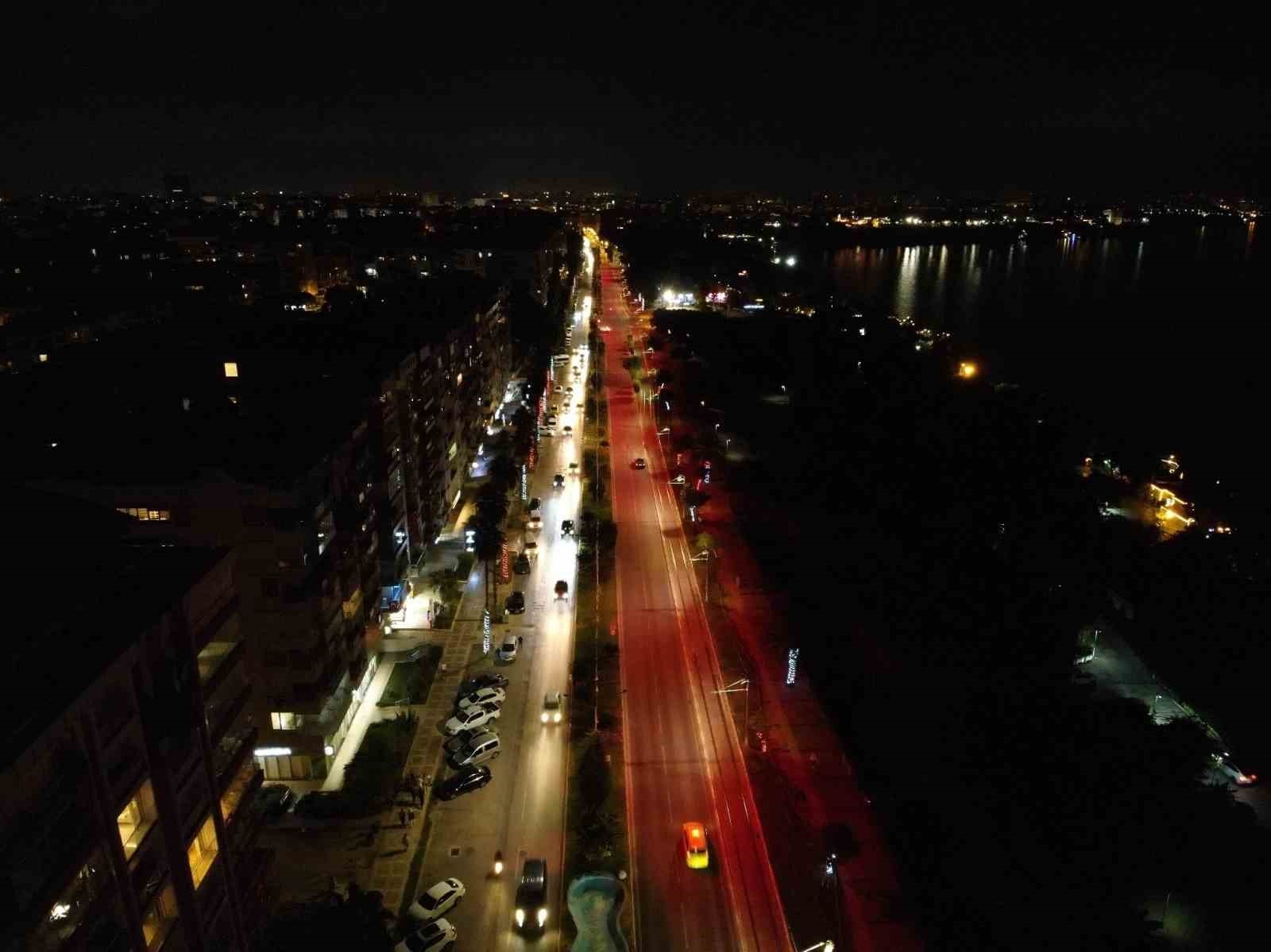 Antalya'da sokak lambaları kırmızı-beyaz aydınlatıyor