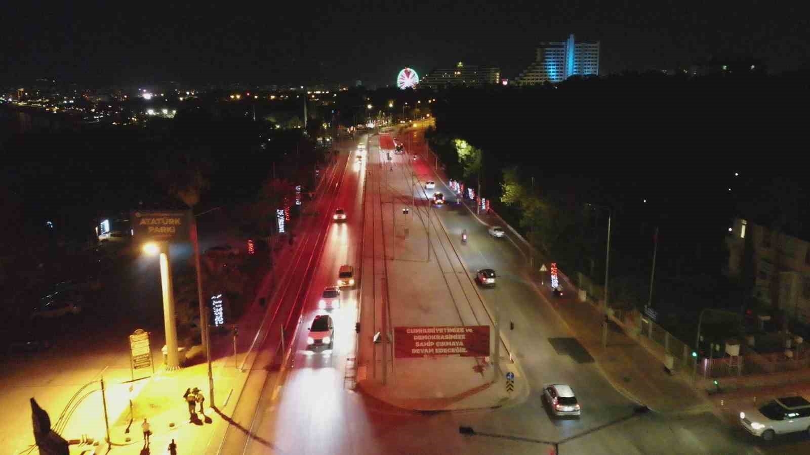 Antalya'da sokak lambaları kırmızı-beyaz aydınlatıyor