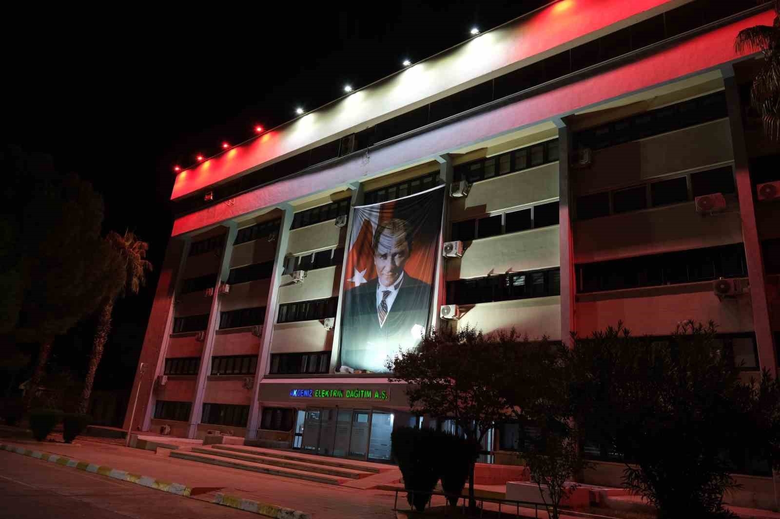 Antalya'da sokak lambaları kırmızı-beyaz aydınlatıyor
