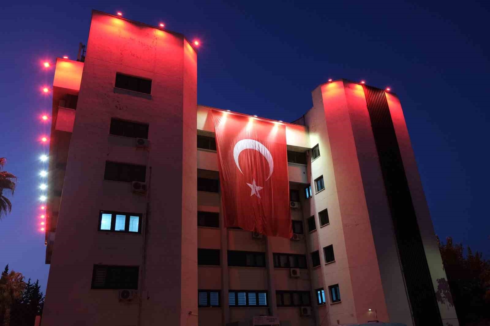 Antalya'da sokak lambaları kırmızı-beyaz aydınlatıyor