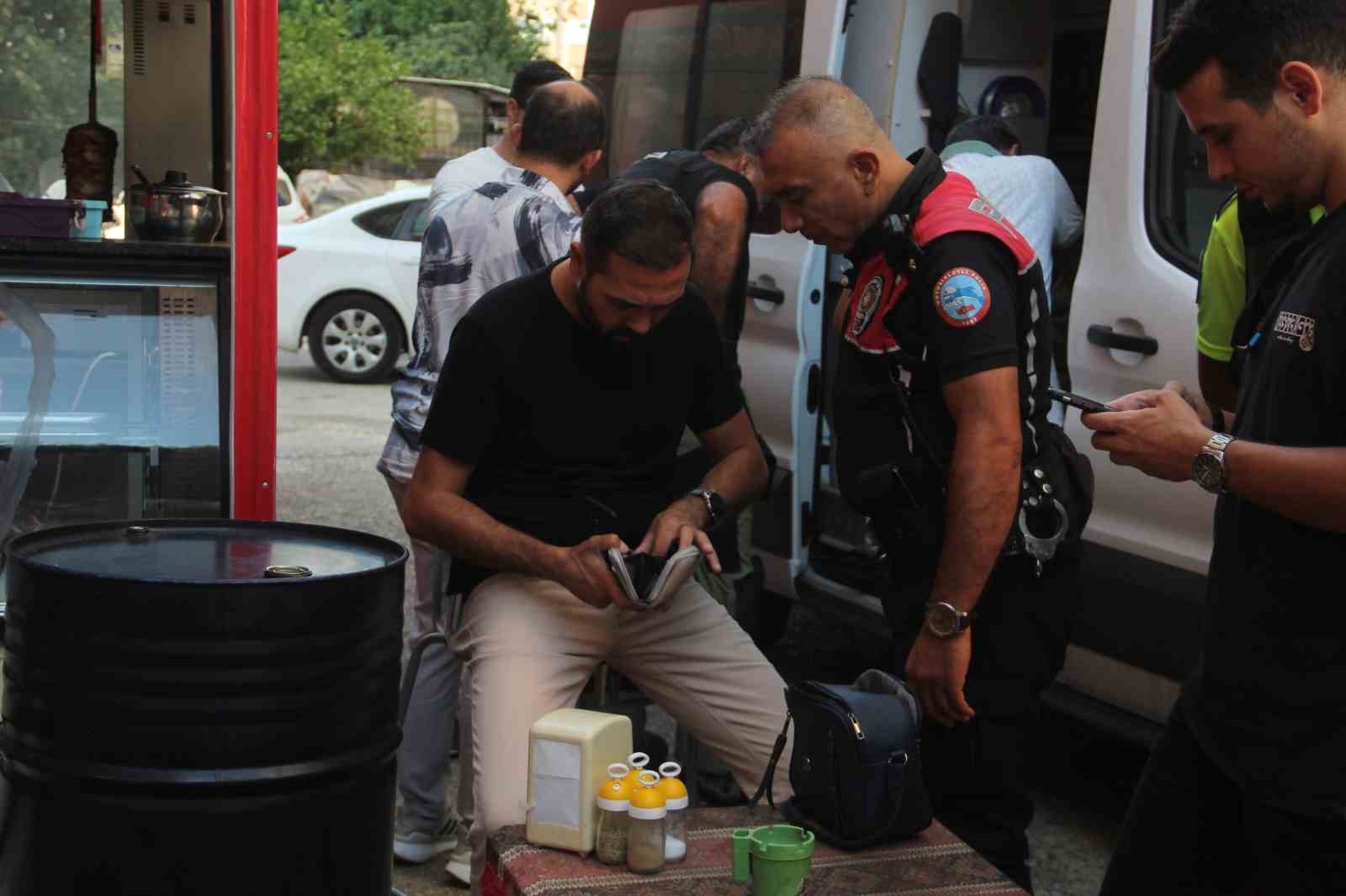 Antalya'da şüpheli kadın çantasında cüzdan ve kart çıktı
