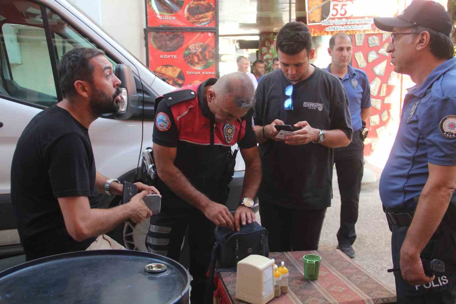 Antalya'da şüpheli kadın çantasında cüzdan ve kart çıktı