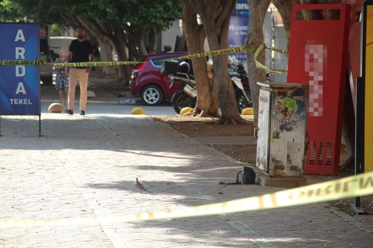 Antalya'da şüpheli kadın çantasında cüzdan ve kart çıktı
