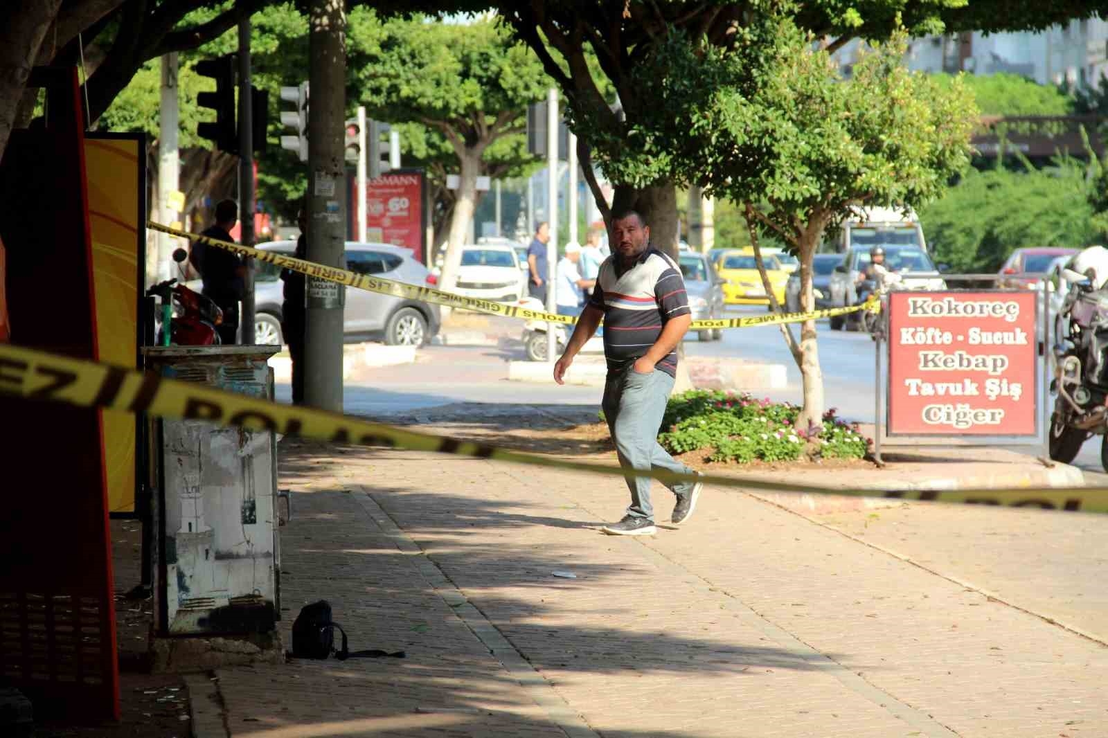 Antalya'da şüpheli kadın çantasında cüzdan ve kart çıktı