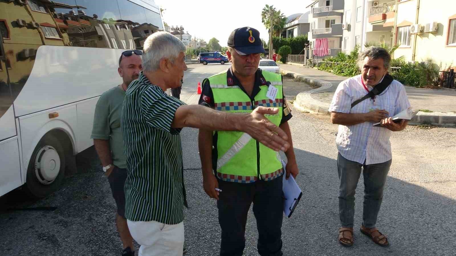 Antalya'da üç araçlı zincirleme kazada 3 kişi yaralandı