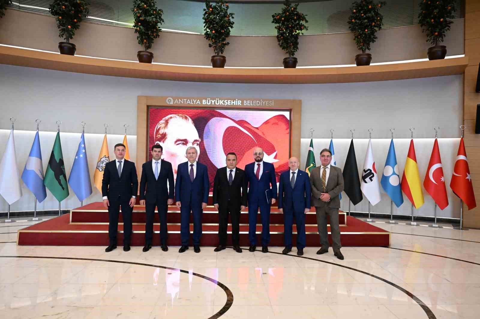 Antalya'ya gelen turist sayısı 14 milyona yaklaştı