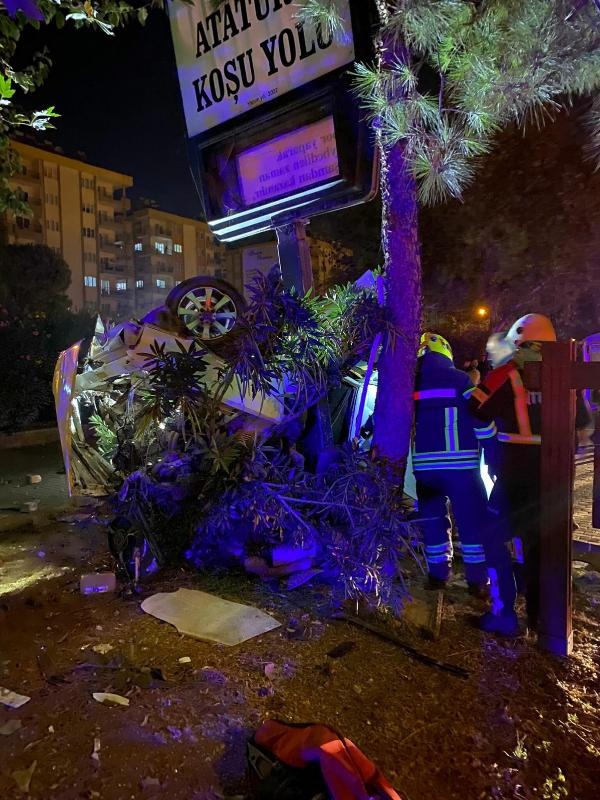 Aydın'da otomobil, kaldırımdaki direğe çarptı: 2 ölü