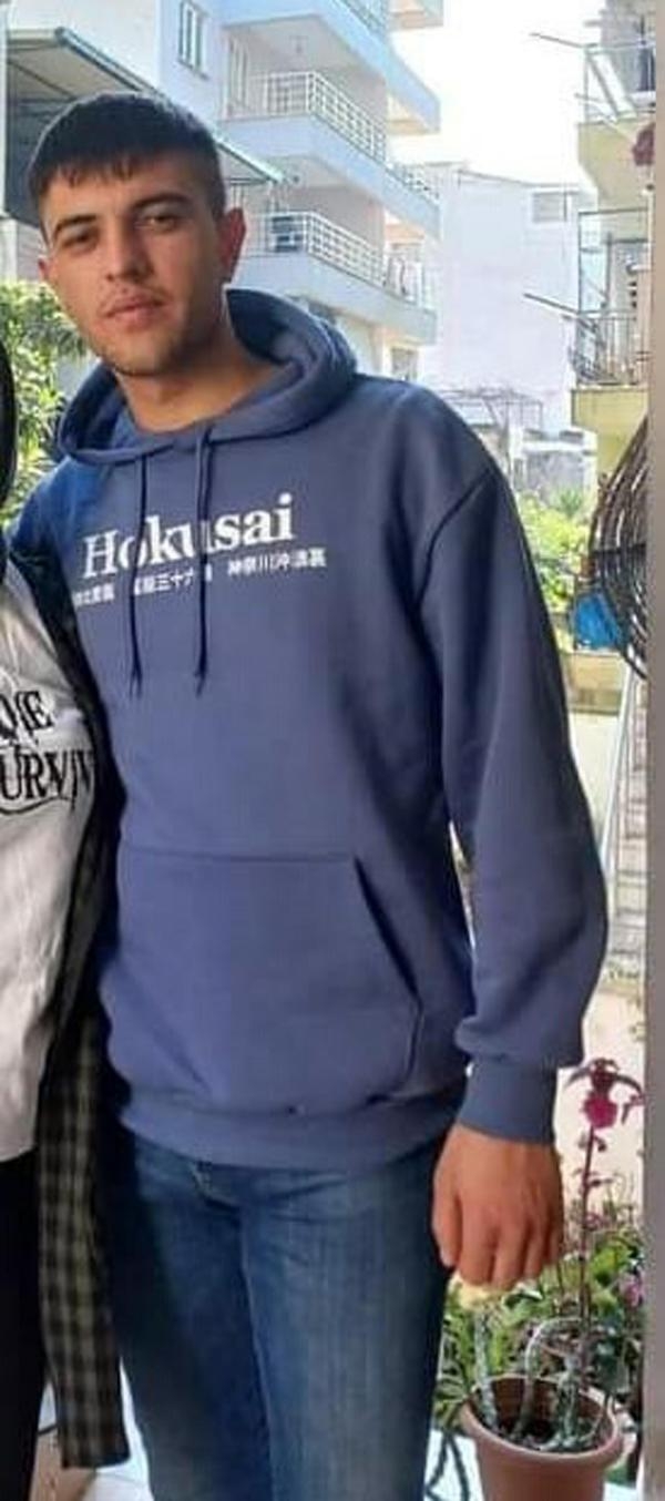 Aydın'da otomobil, kaldırımdaki direğe çarptı: 2 ölü