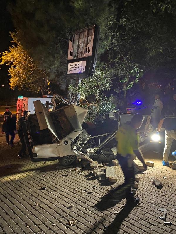 Aydın'da otomobil, kaldırımdaki direğe çarptı: 2 ölü