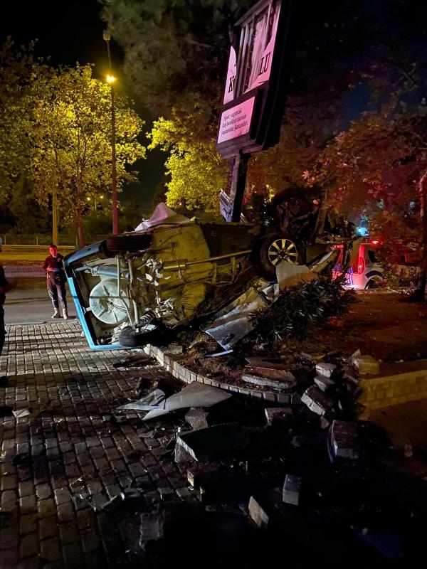 Aydın'da otomobil, kaldırımdaki direğe çarptı: 2 ölü
