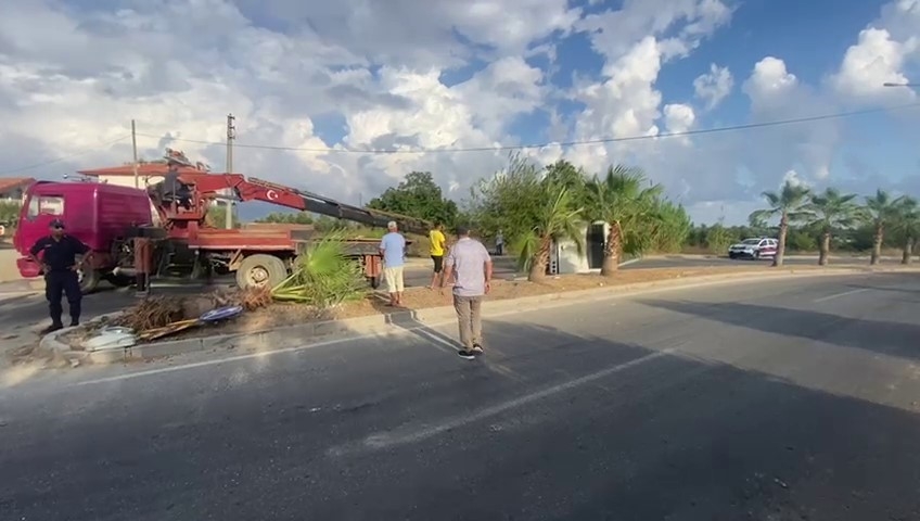 Aydınlatma direğine çarpan minibüs yan yattı: 2 yaralı