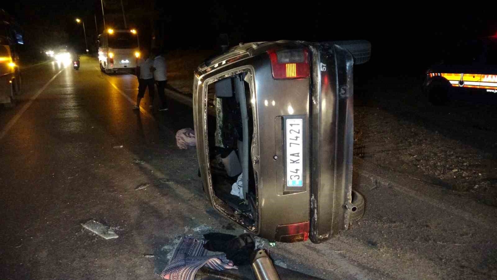 Aydınlatma direğine çarparak devrilen otomobilin içerisinde sıkıştı
