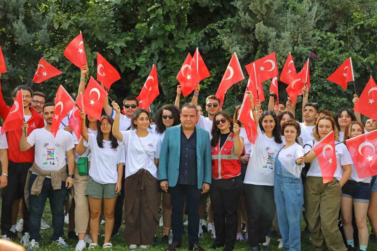 Başkan Böcek gençlerle barış için zeytin ağacı dikti