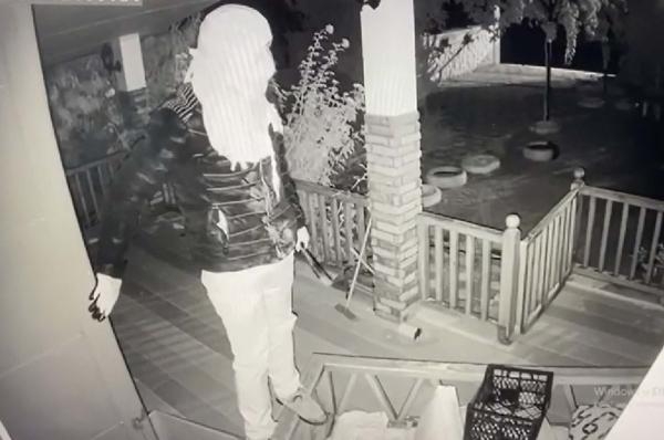 Başlarına kadın çorabı geçirip, güvenlik kamerasını baltayla kıran hırsızlık şüphelileri yakalandı