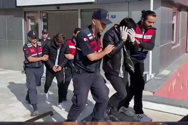 Başlarına kadın çorabı geçirip, güvenlik kamerasını baltayla kıran hırsızlık şüphelileri yakalandı