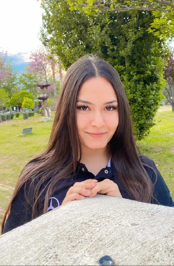 Benzin buharı parlayınca yüzü ve vücudu yanan Beyzanur, sanayideki işine dönmek istiyor