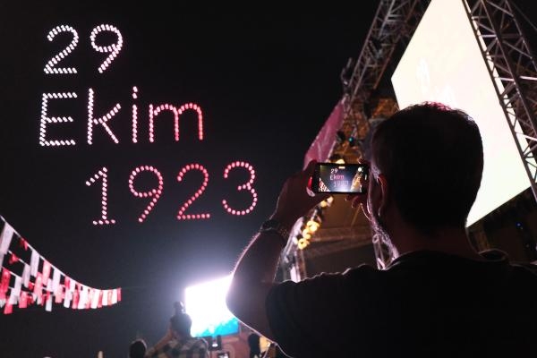 Cumhuriyet'in 100'üncü yılında 500 dronla gökyüzünde gösteri