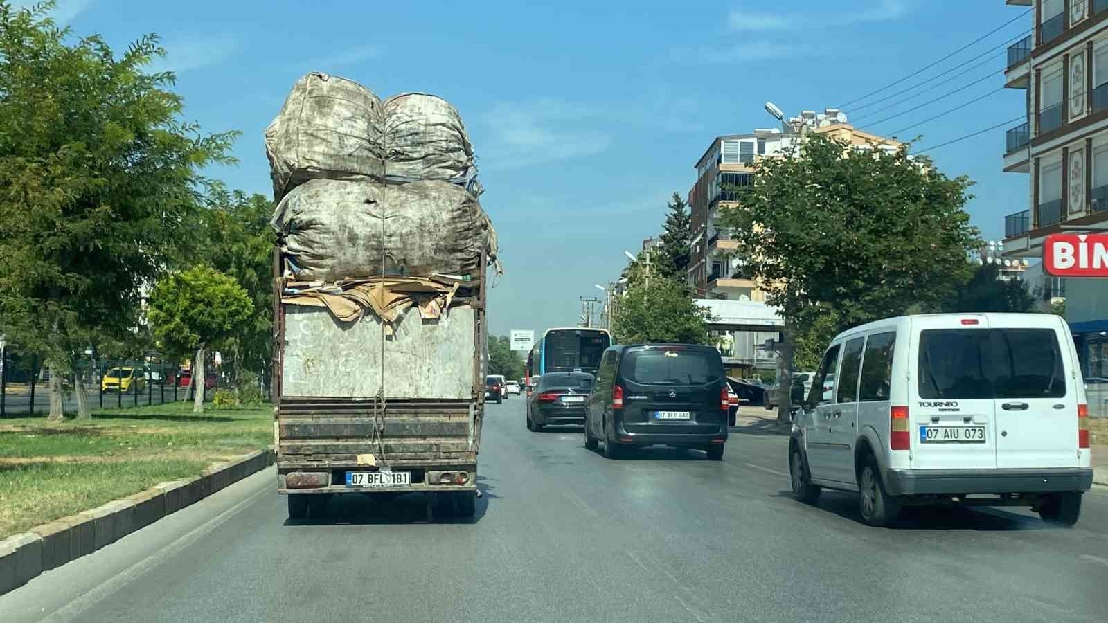 Çuval yüklü kamyonetin tehlikeli yolculuğu kamerada