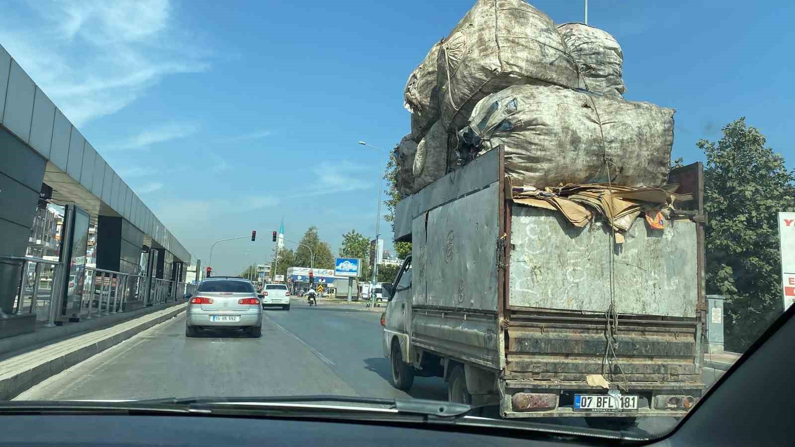 Çuval yüklü kamyonetin tehlikeli yolculuğu kamerada