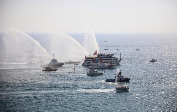 Denizde 'Cumhuriyet' kutlaması