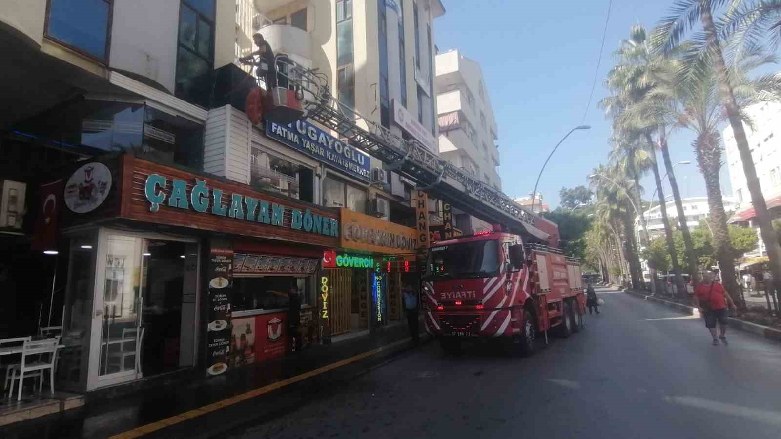 Dönercinin bacasında çıkan yangını ekipleri alarma geçirdi
