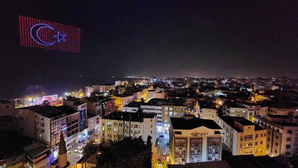 Drone şov gökyüzüne renk kattı