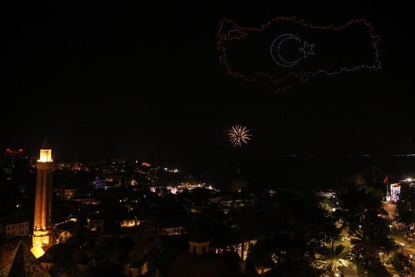 Drone şov gökyüzüne renk kattı